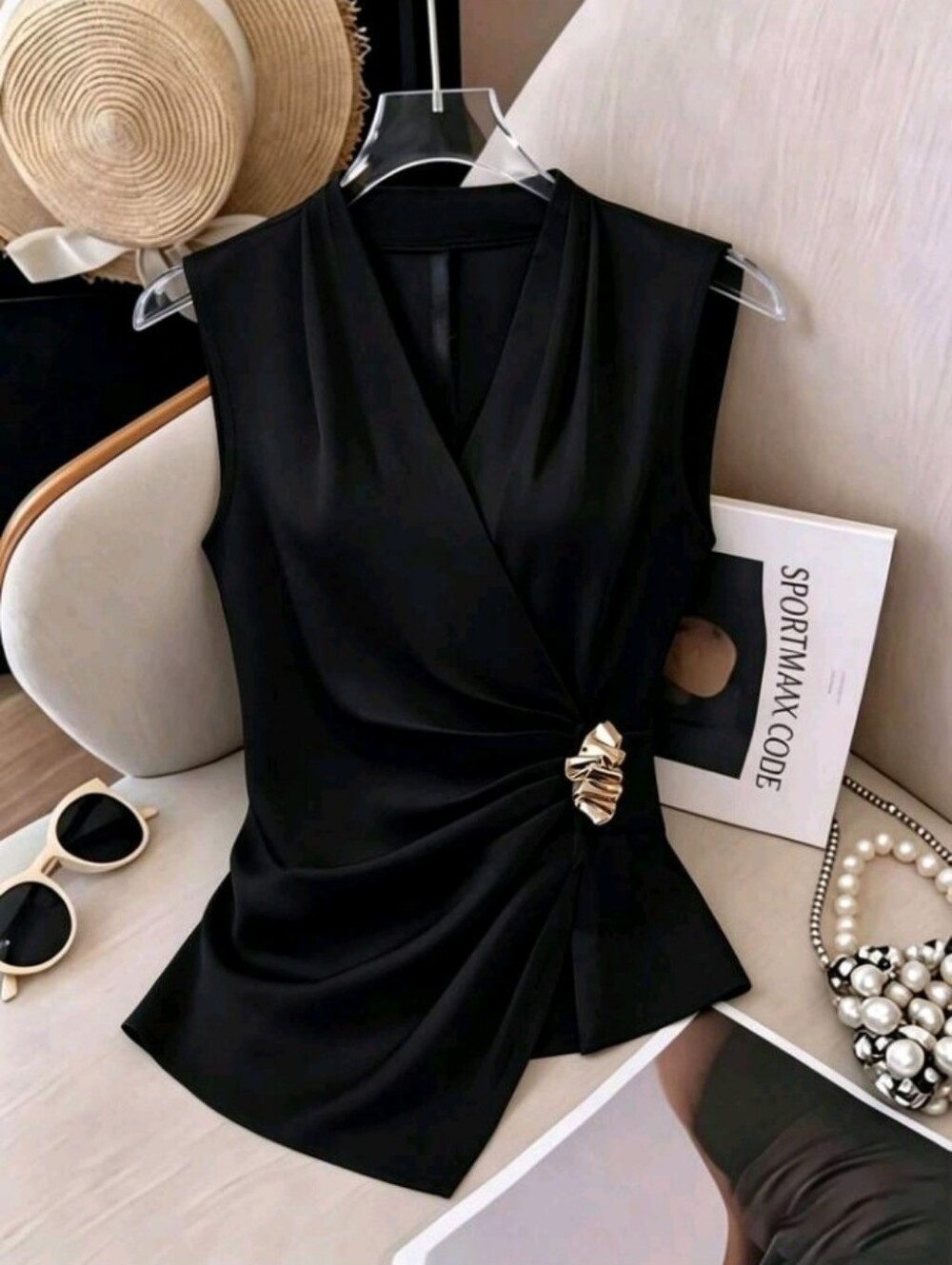 Women's Metal Decor Pleated Asymmetric Hem Sleeveless Blouse